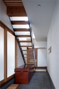 スチール製ササラのシンプル階段
