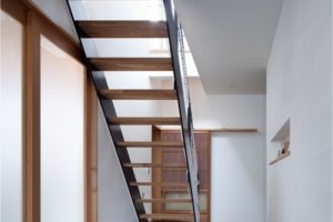 スチール製ササラのシンプル階段