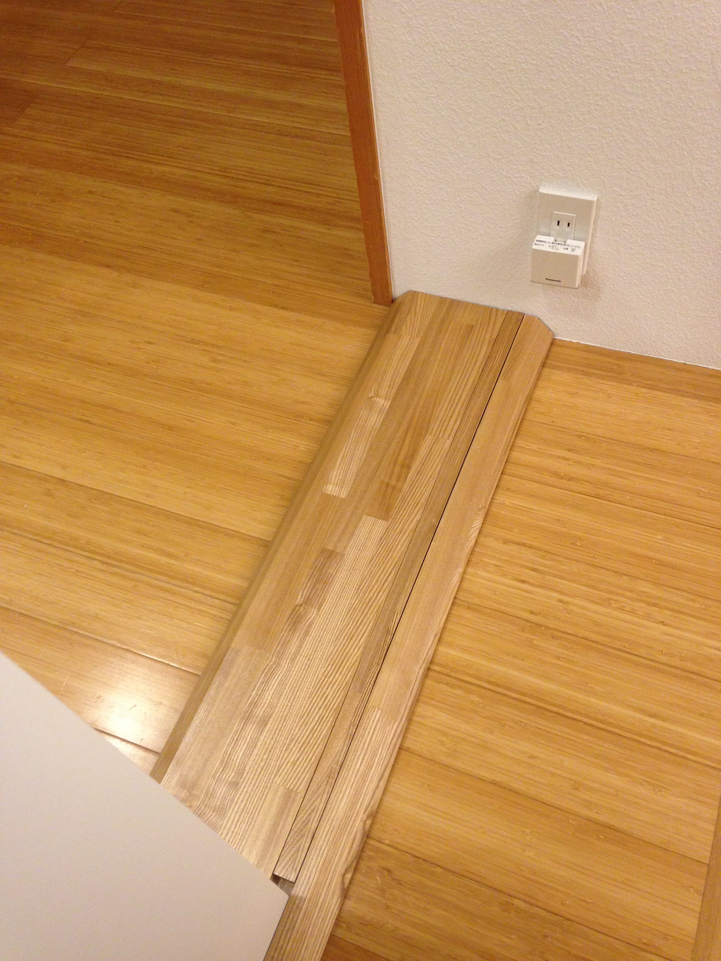 白ポリの部屋の仕切りとタモ集成材（積層材）の床側の固定材 | | 木材通販・加工販売の【材木商店】