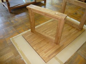 タモ積層材（集成材）のダイニングテーブルとベンチ