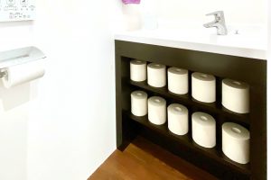 メルクシパイン積層材（集成材）の棚付き手洗いカウンター