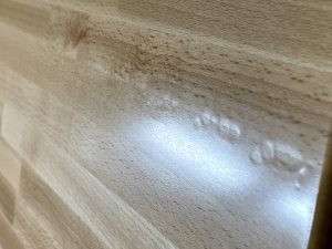 ブナ積層材の天板とゴム積層材の笠木